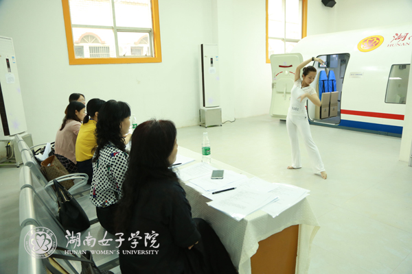 1498526173357065568.jpg 考生在进行形体测试.jpg