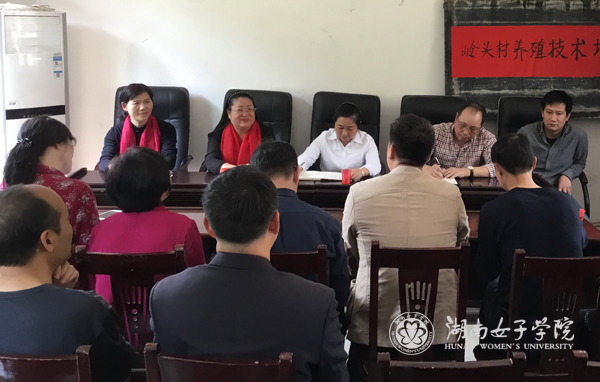 1521421760729082829.jpg 罗书记听取岭头村“两委”工作汇报l.jpg