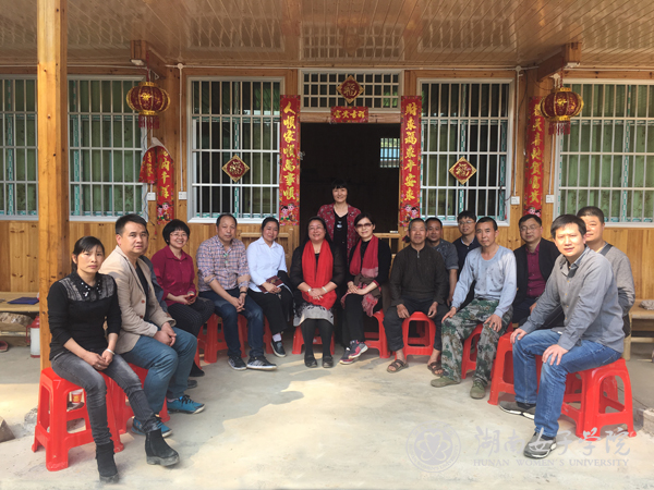 1521422280397086658.jpg 4罗书记一行看望贫困户l.jpg
