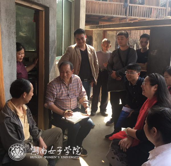 1521422312767034476.jpg 6罗书记与结对帮扶贫困户亲切交谈l.jpg