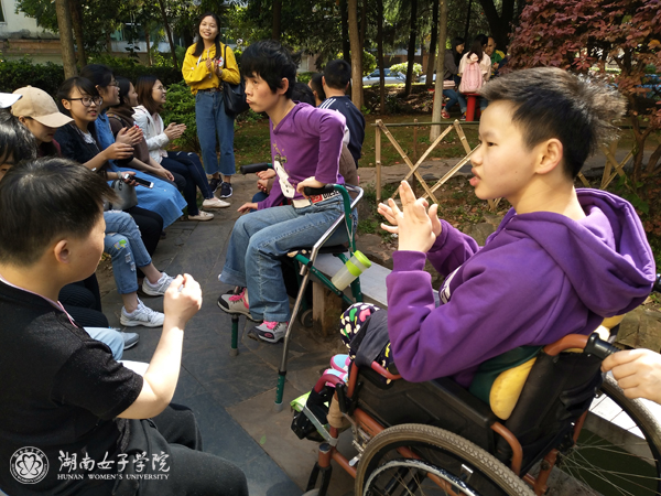 1494555590961025945.jpg 外语系发展对象关心残疾儿童xiu.jpg