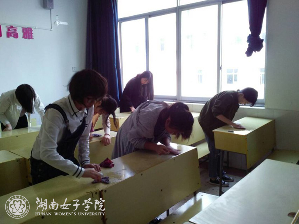 1494555612520099716.jpg 学员们认真打扫教室xiu.jpg