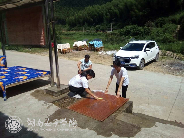 1500785666339007118.jpg 攻坚小组队员们清理被褥l.jpg