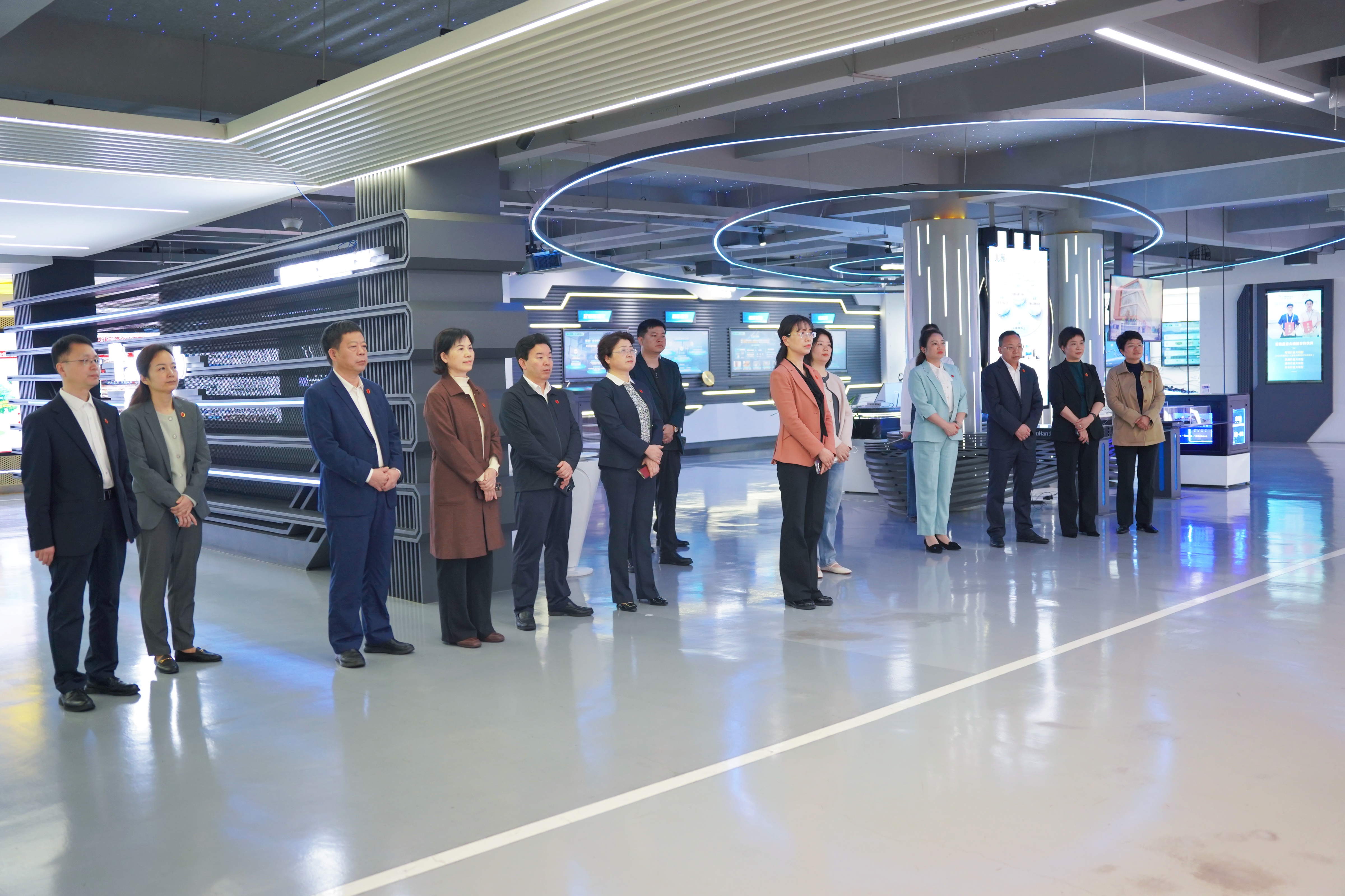 4月28日,校党委理论学习中心组第五次学习会深入企业开展实地研学